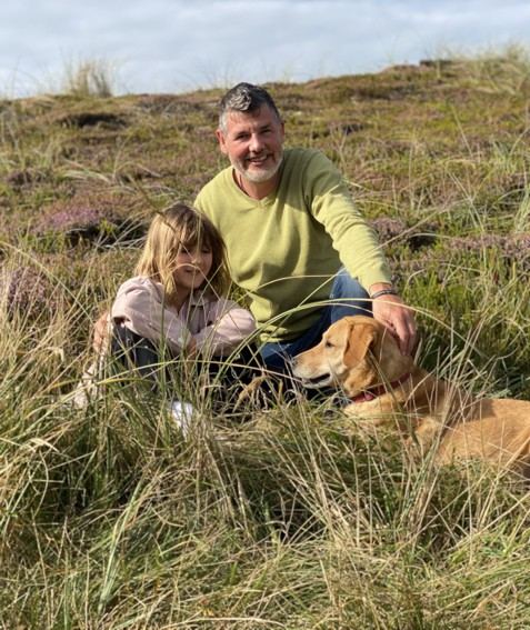 Dirk Schneider mit Familie und Hund
